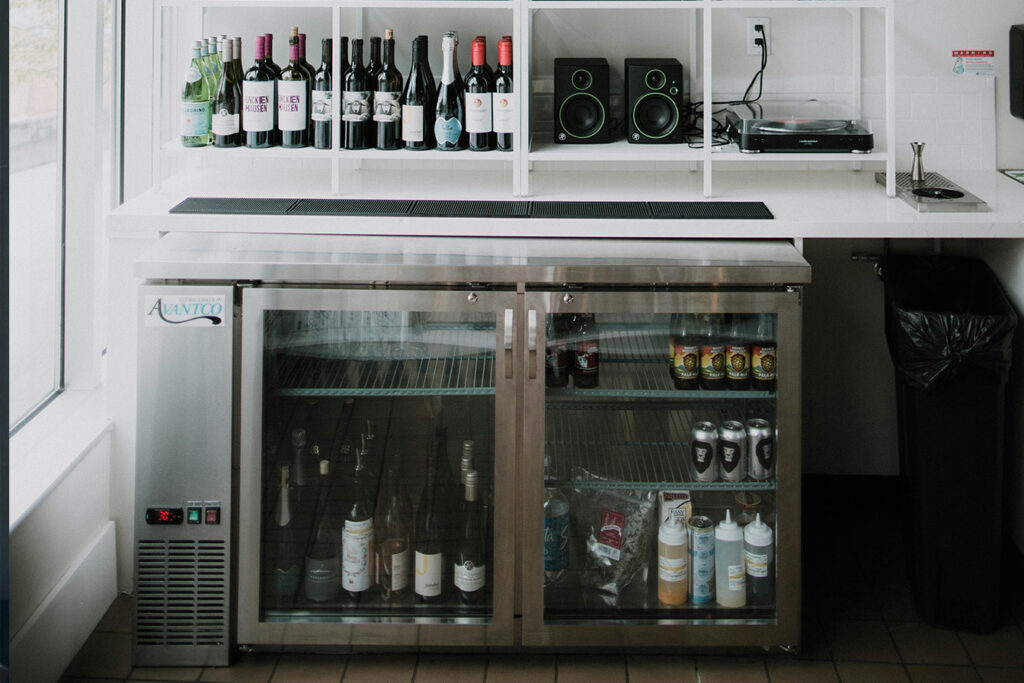 armoire réfrigérée dans cuisine