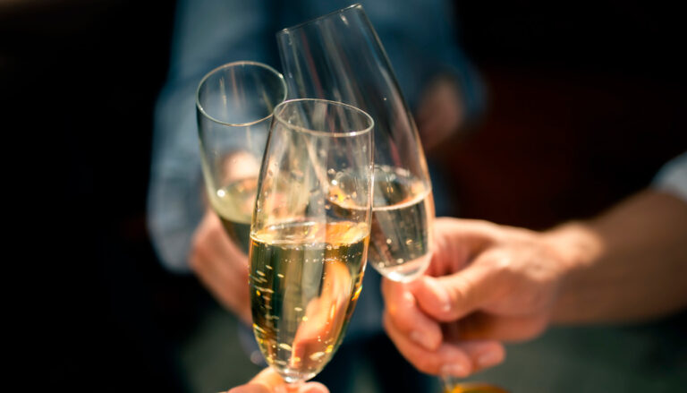 découvrez les cépages du champagne, leurs caractéristiques uniques et leurs usages selon chaque style pour mieux apprécier ce vin effervescent d'exception.