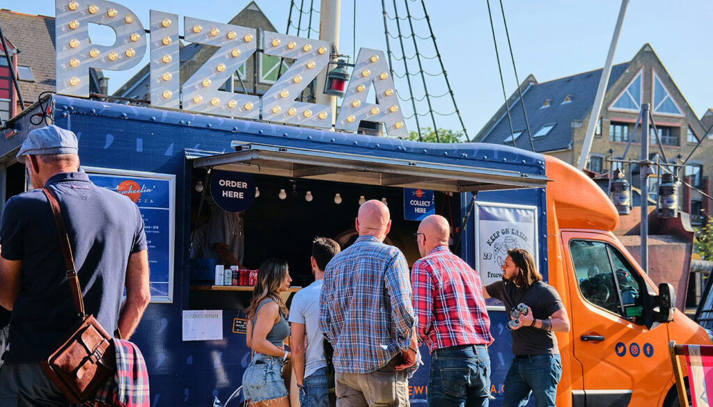 Découvrez comment une caisse tactile innovante optimise et accélère le service dans les snacks et food trucks, offrant rapidité et efficacité pour satisfaire vos clients.