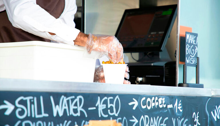 Découvrez comment une caisse tactile innovante optimise le service dans les snacks et food trucks, accélérant la prise de commandes et améliorant l'expérience client.