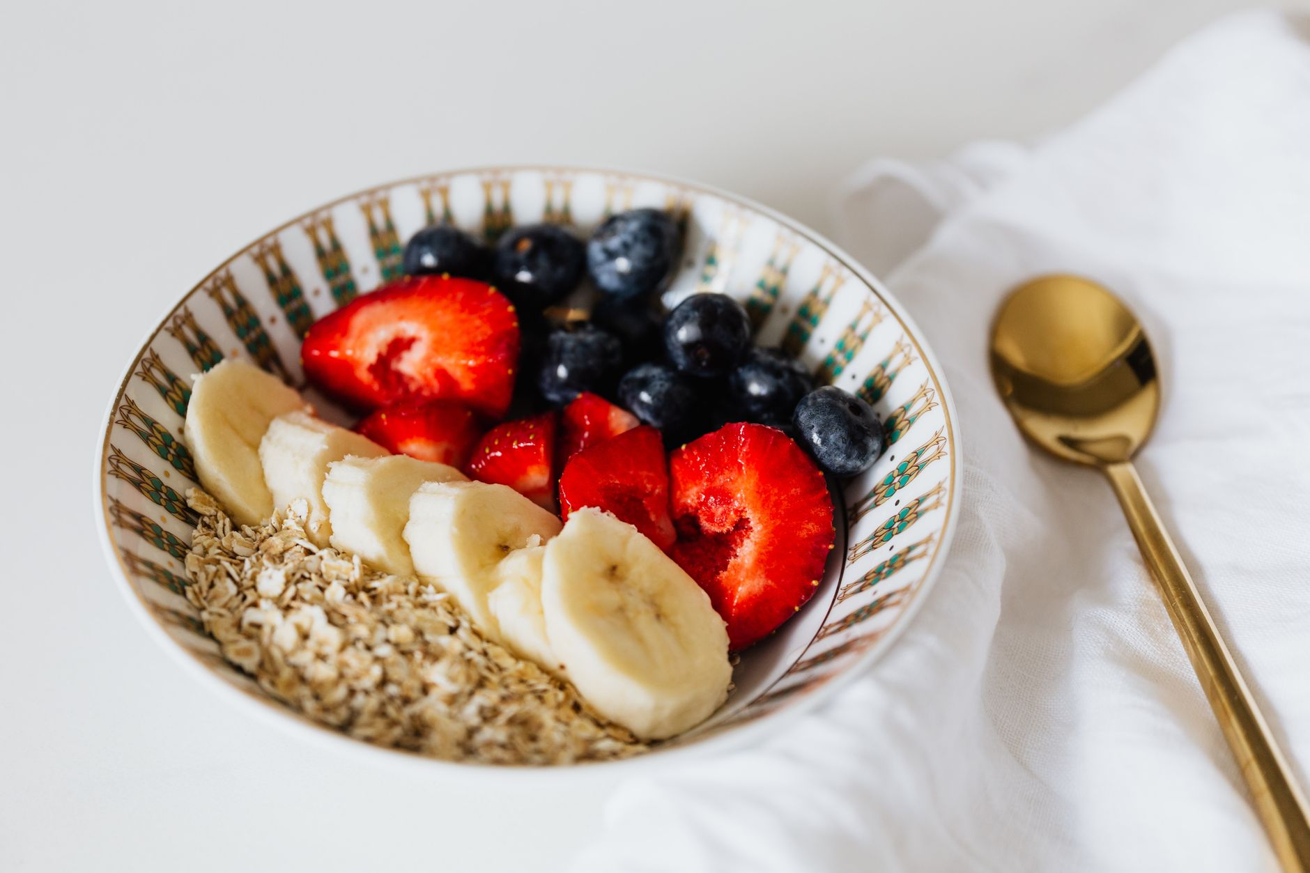 Petit déjeuner équilibré : principes nutritionnels et repères pour maigrir — bol de petit déjeuner sain fruits avoine