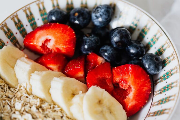 Petit déjeuner équilibré pour maigrir — bol de petit déjeuner sain fruits avoine