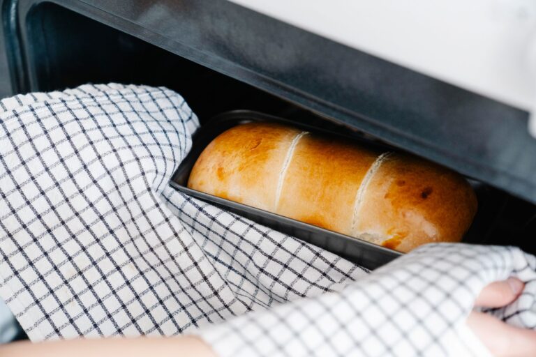 Recette pain levure fraîche étapes, — pain frais tout juste cuit