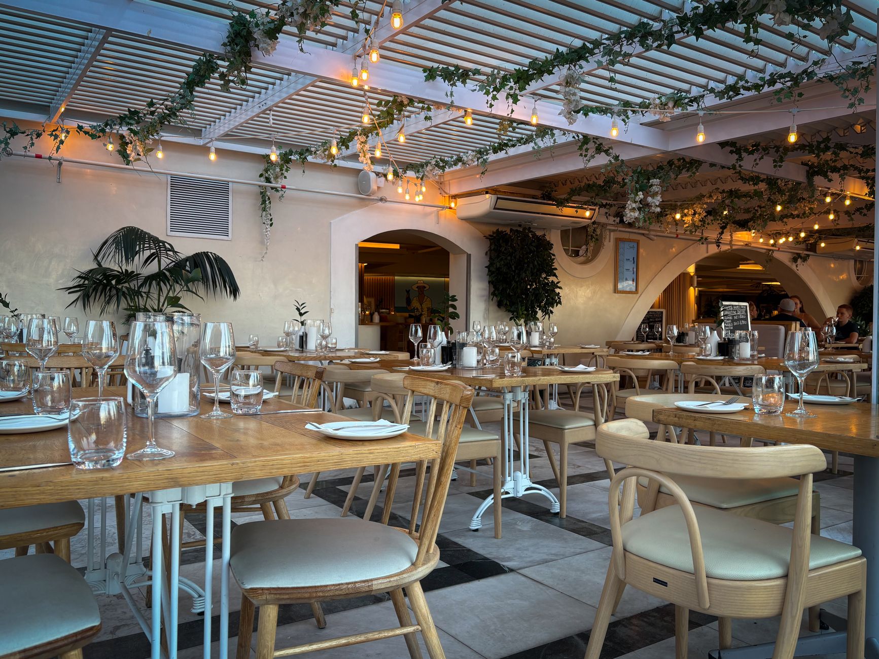 Guide Michelin 2024 : comprendre la sélection des restaurants étoilés à Nice — table dressée dans un restaurant étoilé