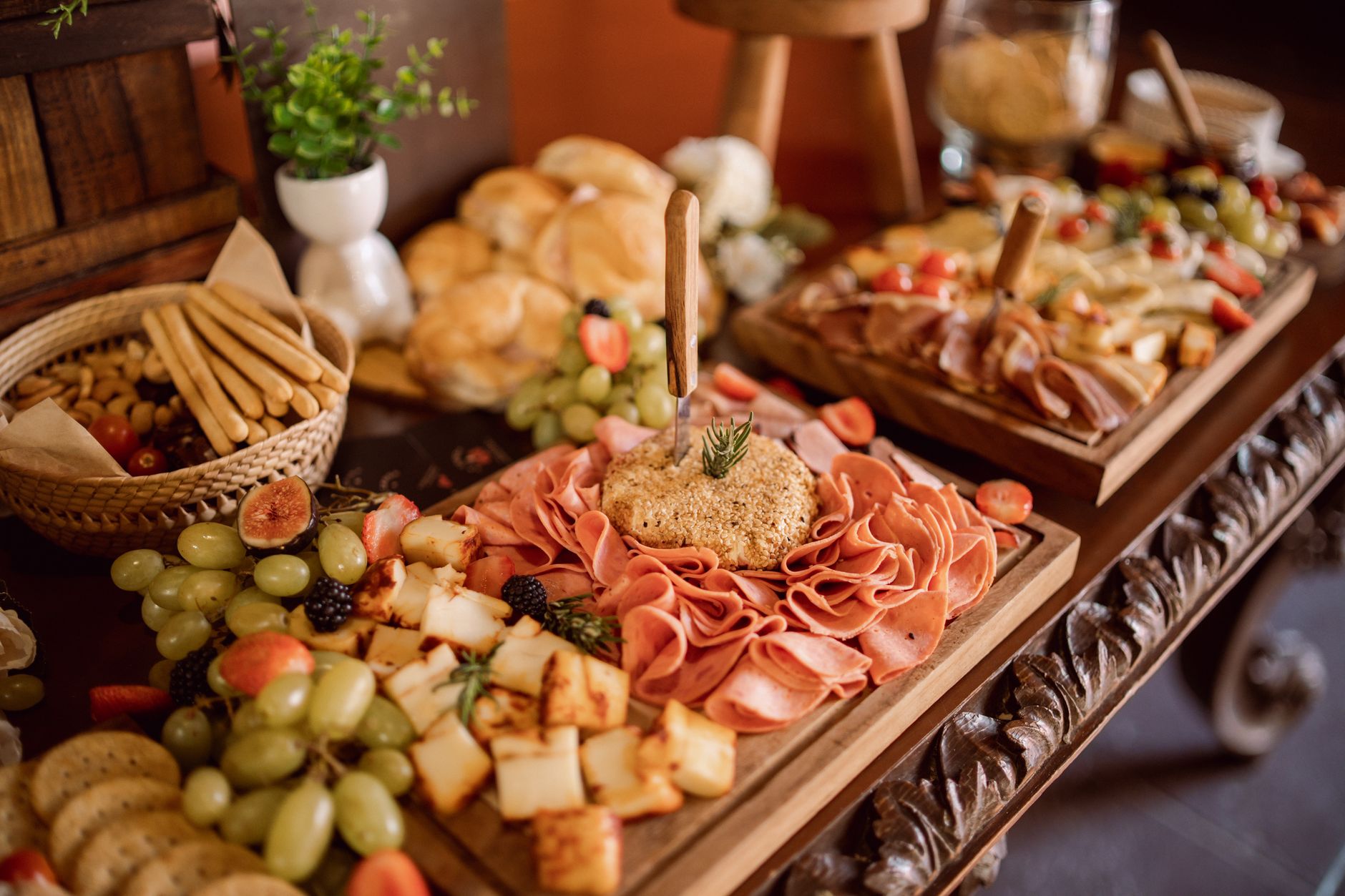 Les indispensables d’un buffet froid réussi pour 20 personnes : organisation, quantités et astuces de chef — table buffet froid avec apéritifs