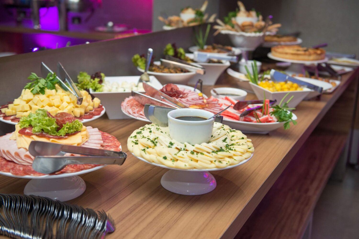 Recettes buffet froid pour 20 personnes : idées faciles et pas chères