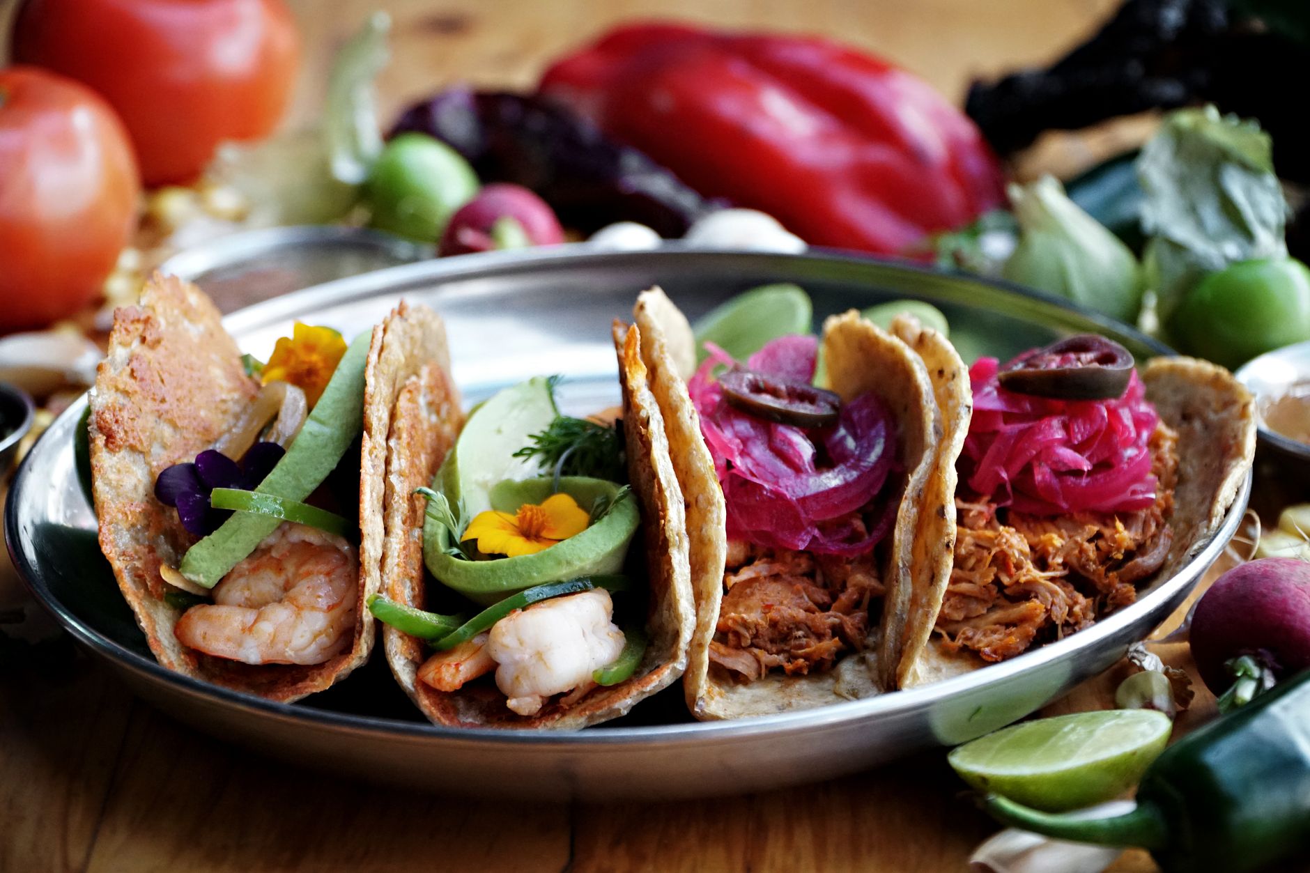 Adresses cachées et spots cultes : où déguster les meilleurs tacos près de moi ? — tacos assiette colorée street food