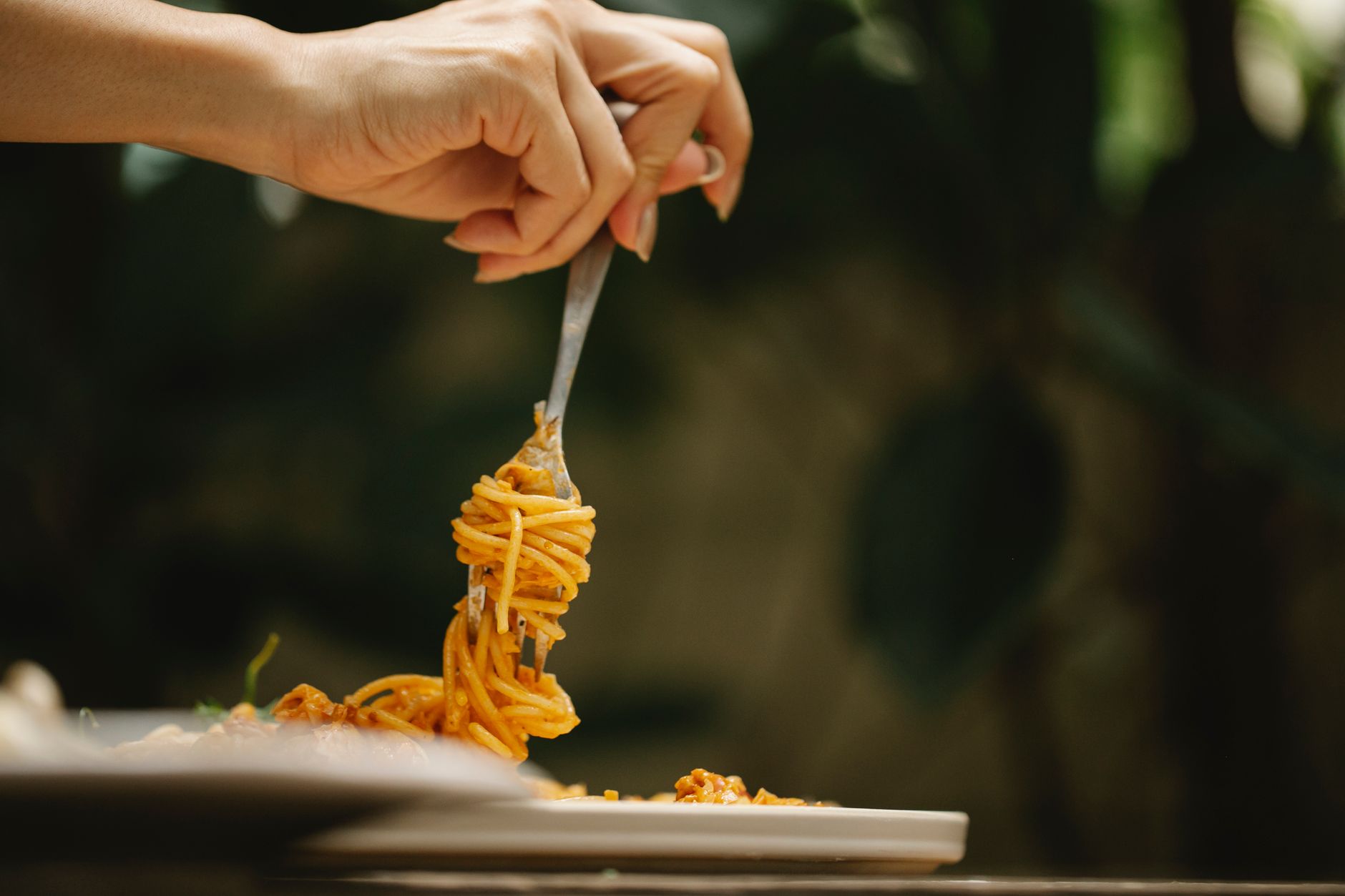 Comprendre la quantité idéale de spaghetti par personne : le repère familial et ses variantes selon l’âge — portion de spaghetti dans une assiette