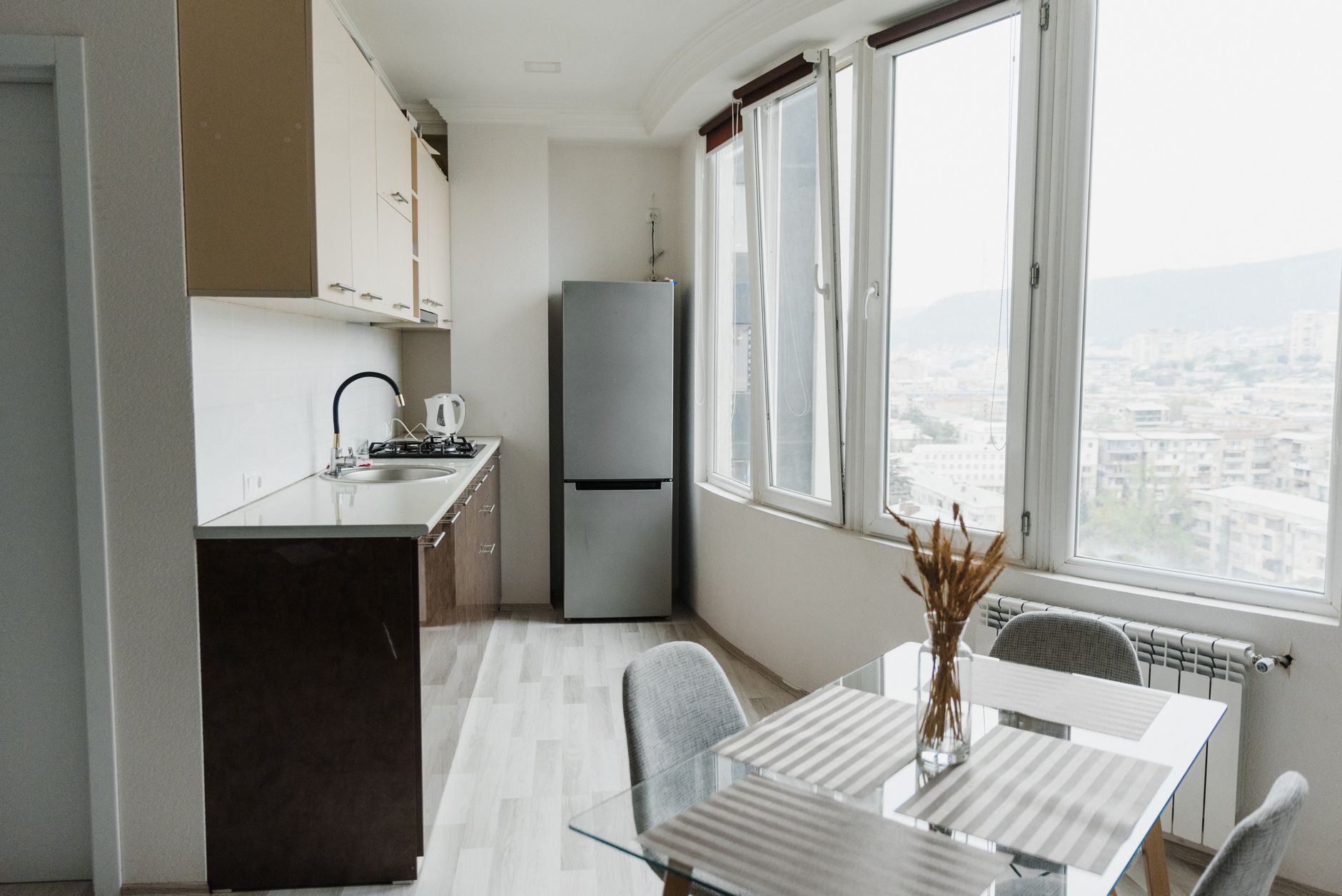 Mini frigo : comment lire les modèles du marché en 2026 ? — mini frigo dans une cuisine moderne