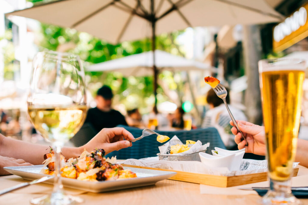 Découvrez les plus belles terrasses du Luxembourg pour savourer vos repas et boissons au soleil dans un cadre convivial et agréable.