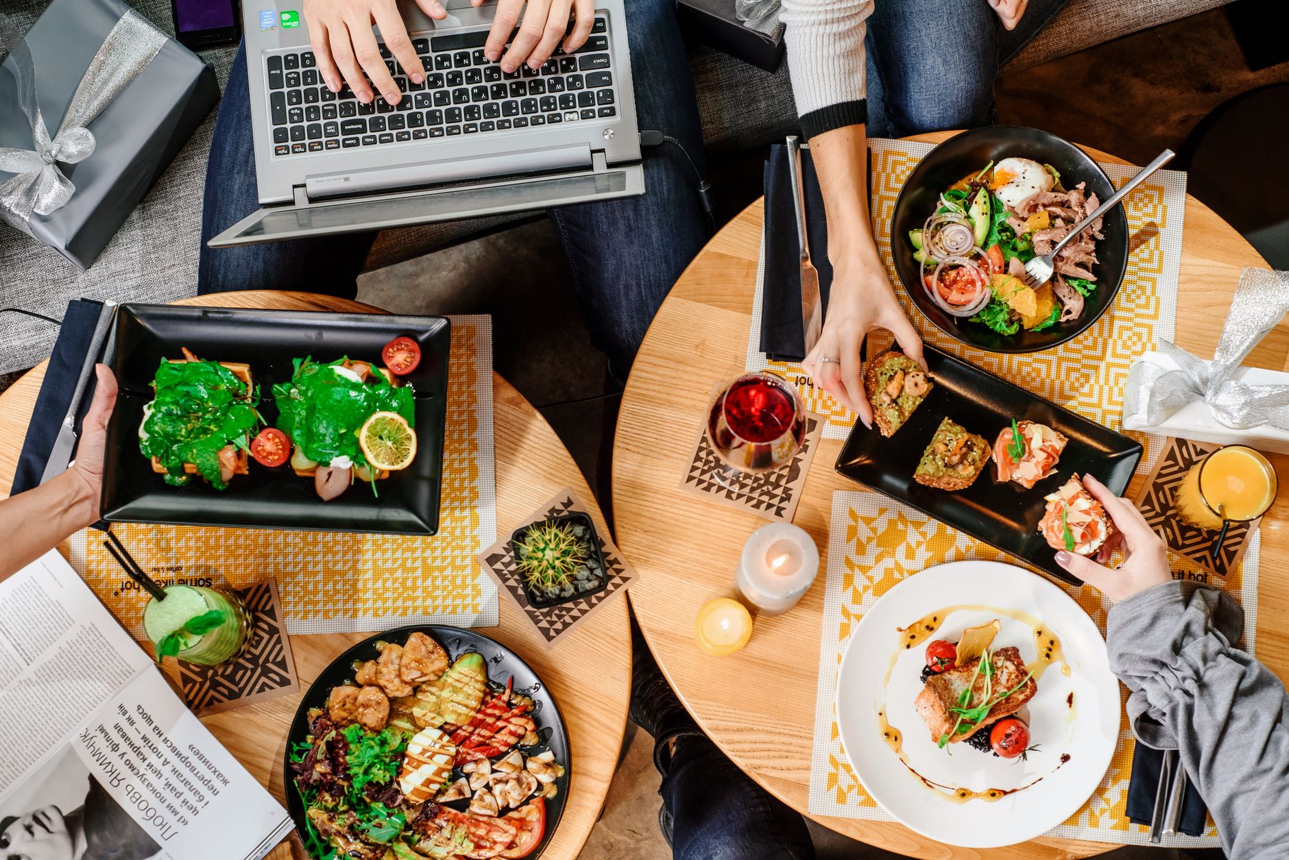 Brunch à Zurich : une mosaïque de saveurs locales et internationales — table de brunch avec nourriture et boissons
