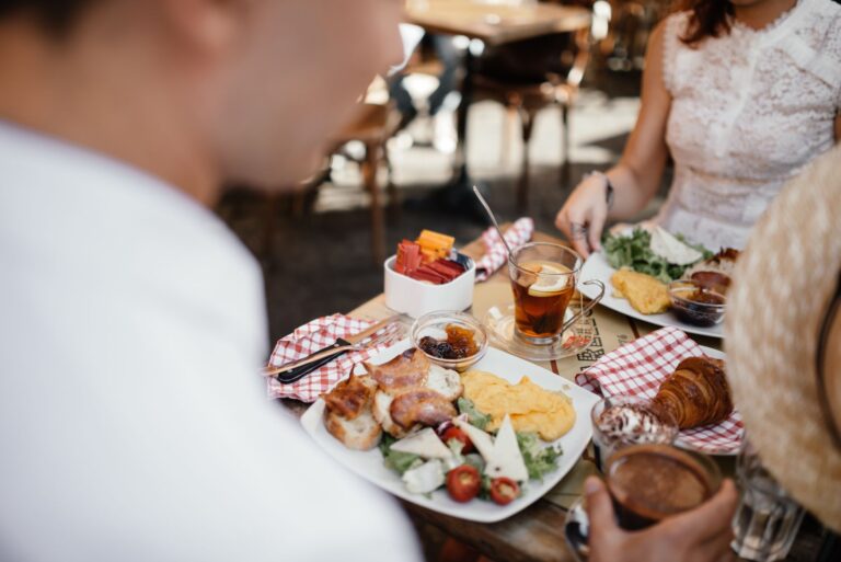 Brunch autour de moi adresses — table de brunch avec nourriture et boissons
