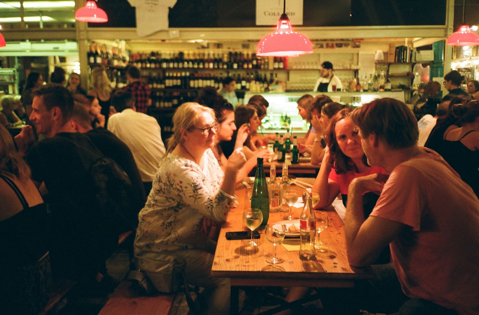 Repérer un restaurant autour de soi : outils, réflexes et pièges — personnes dînant à une table de restaurant