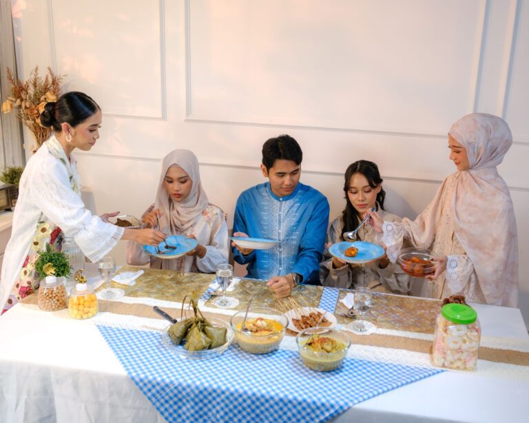 Restaurant halal dans le 95 — table de restaurant halal