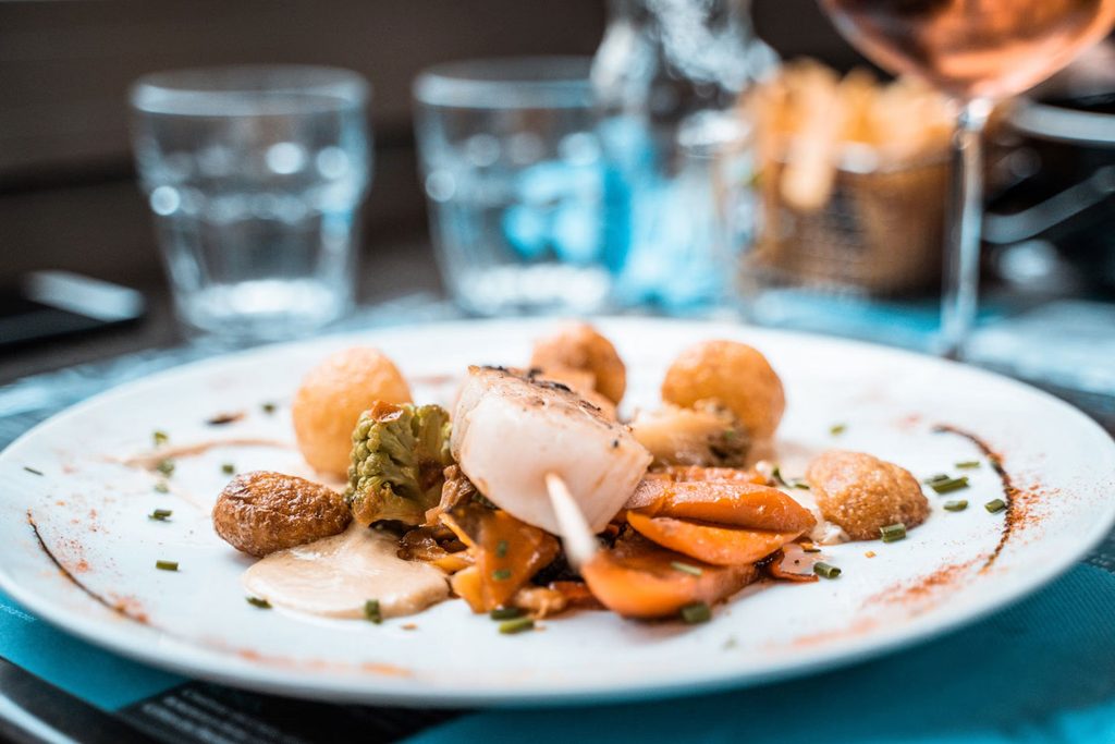 Bon cadeau restaurant à Nantes : comment choisir une expérience qui fait plaisir ?