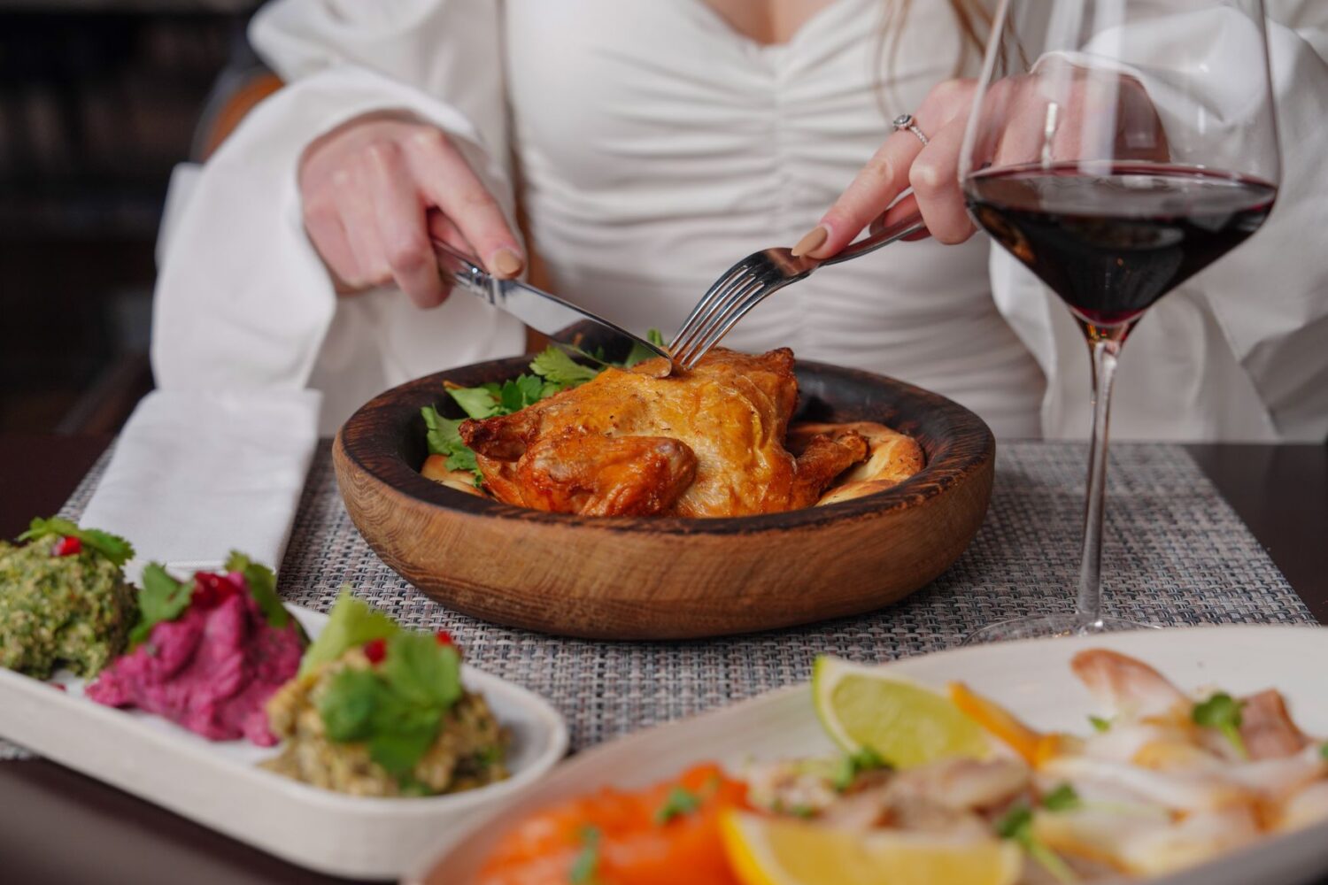 Poulet aux morilles et au vin jaune du Jura : la recette des Carnets de Julie