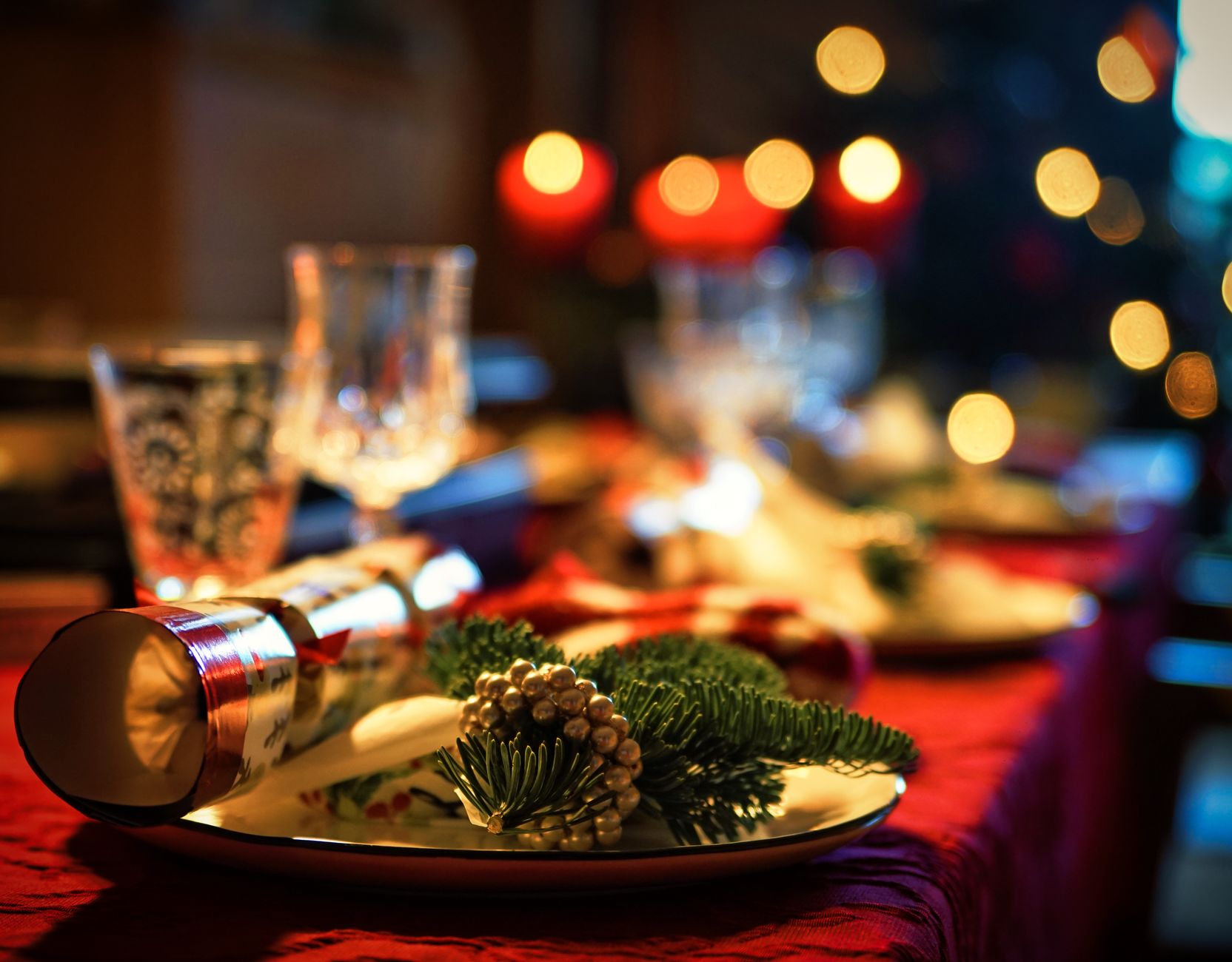 Composer un repas de Noël chic et original : principes et choix du menu — table de Noël élégante décorée
