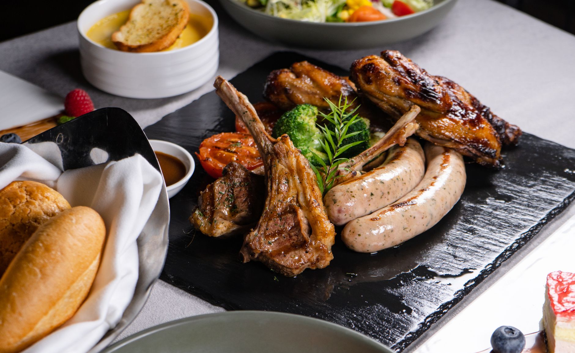 Comment choisir la meilleure viande pour la fête des mères : critères pratiques — table de dîner viande fête des mères